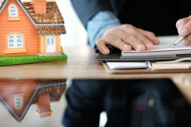 家のモデルを扱う不動産業者エージェント