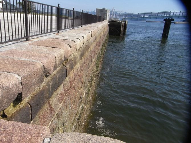 宇品に唯一残る陸軍桟橋の石積。