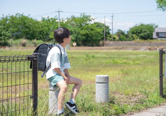 学校帰りに公園に立ち寄る小学生の男の子