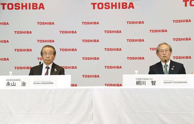記者会見する東芝の綱川智社長(右)と永山治取締役会議長