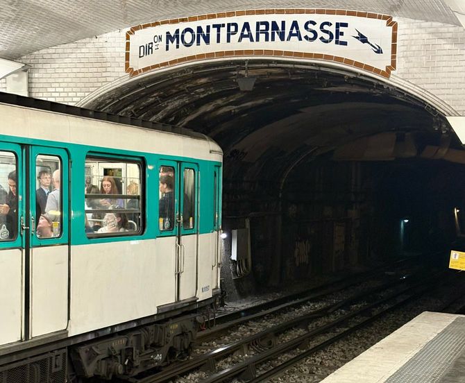 モンパルナス方面へと向かうパリのメトロ(地下鉄)