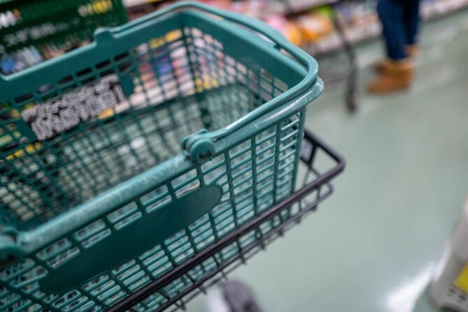 まだ何も入れていない、スーパーのかご