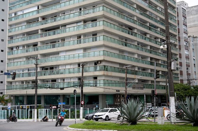 傾きマンションの麓では何気ない日常が展開されている