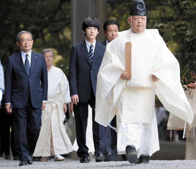 伊勢神宮内宮の参拝に向かわれる悠仁さま＝2022年10月1日午後、三重県伊勢市［代表撮影］