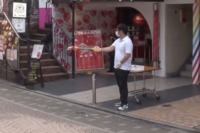 マジックハンドでティッシュ配り