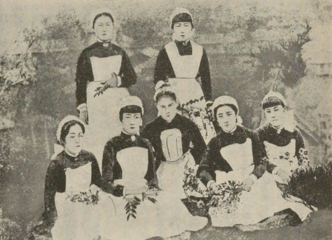 大関和は前列・右から2人め。“日本最初の看護婦”と伝わる集合写真。
