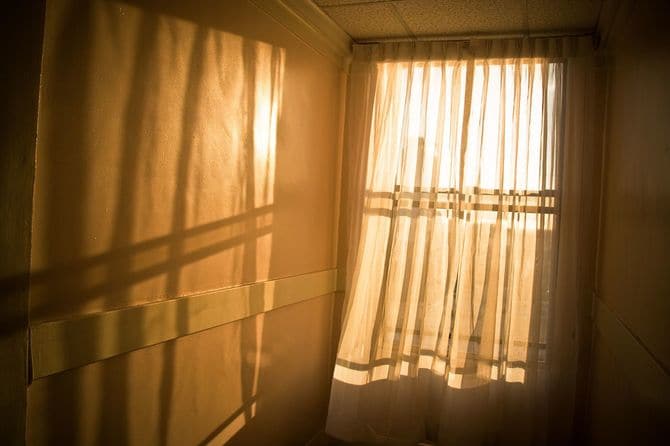 西日が差し込む窓