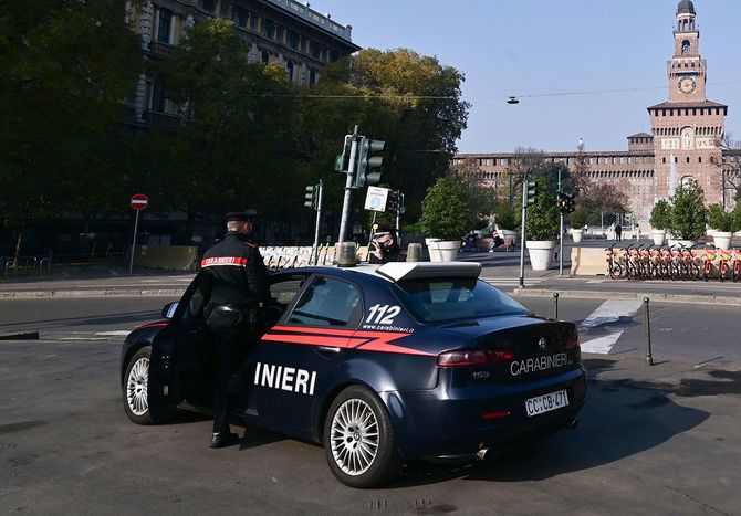 二度目のロックダウン入りしたミラノ市内のスフォルツェスコ城前広場で、無断外出の監視にあたるカラビニエリ（国家憲兵隊）の兵士（2020年11月7日）