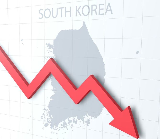 背景に韓国の地図と赤い矢印を落ちる
