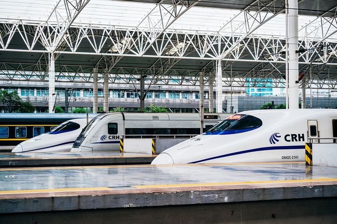 駅に停車している、中国の高速鉄道の車両