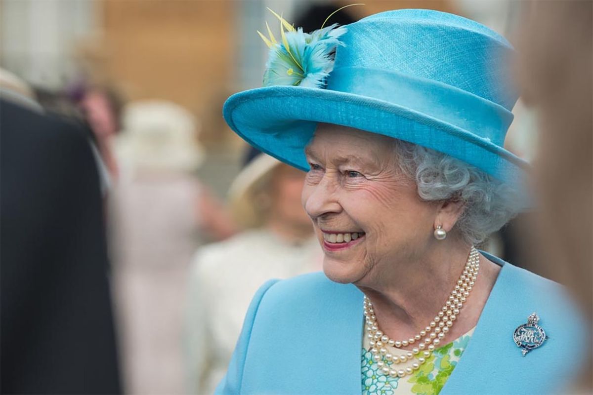 2013年6月26日、擲弾兵総隊長である女王陛下がグレナディアガーズに新しいカラーを授与