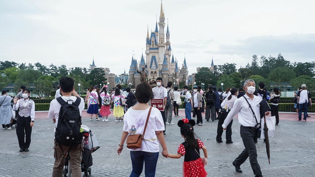 女子高生が悲鳴をあげて大喜び ゴミ拾い中のディズニーキャストがやっている 神対応 の中身 ゲストがたったひと言で笑顔になる President Online プレジデントオンライン