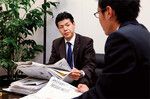 新人はあちこちに線を引いた日経新聞以外に、四季報や株価チャートなどを準備して打ち合わせに臨む。