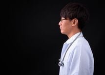 乳腺外科医は女性患者の胸を舐めたのか