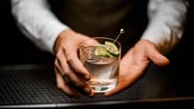 怒鳴り返すでも力で止めるでもない…バー店主に酒瓶を投げたカップル客を退散させた常連客の