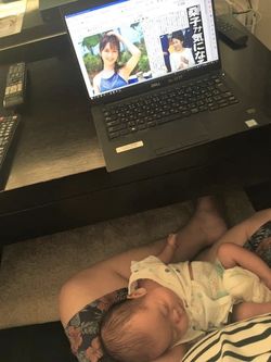 リモート勤務中は息子を抱っこしながら働いた。 