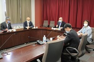 社内会議に参加する中島伸子さん（右端）。2020年8月撮影