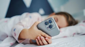 そりゃ親の｢スマホをやめなさい｣が効くわけない…フェイスブック内部資料に書かれた｢前頭葉ハック｣の実態