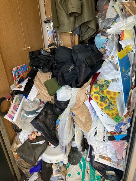 あるゴミ屋敷の玄関。物がうずたかく積み上げられ、家の中に入ることも難しくなっていた。