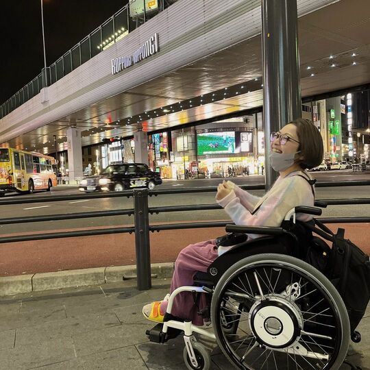 車椅子を手繰り、一人で飛行機や電車を乗り継いでの東京出張も徐々に慣れてきた