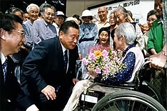 入所者のお年寄りの出迎えを受ける森総理