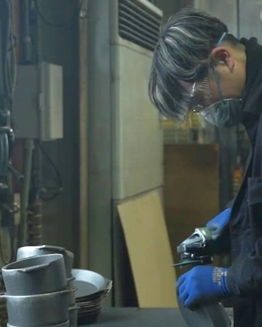 腱鞘炎を患いながら仕上げ作業を続けている