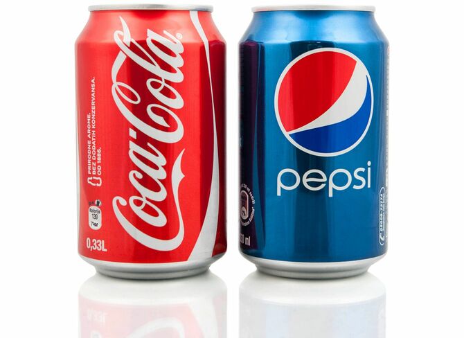 缶のコカ・コーラとペプシコーラ