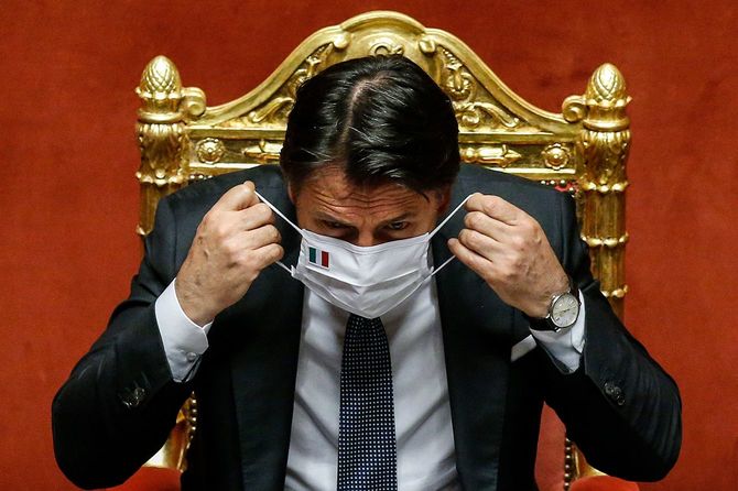 2020年7月28日、マスクを着けるイタリアのジュゼッペ・コンテ首相
