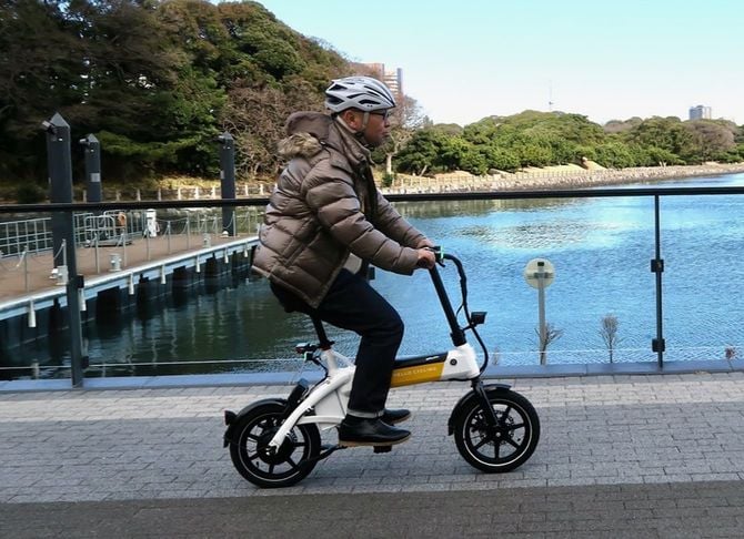 電動サイクルに乗る筆者