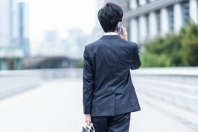 ビジネス街を歩くスーツ姿の男