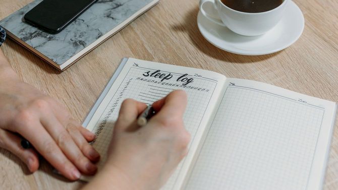 睡眠ダイアリーをつける人