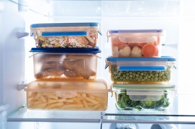 冷蔵庫の中に重ねて収納された、食材や料理が入った保存容器