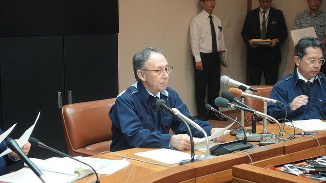 会見する玉城デニー知事＝2020年2月27日