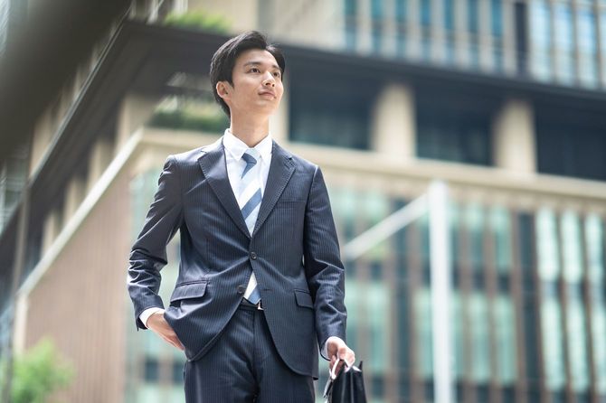 ビジネス街を歩くスーツ姿の男