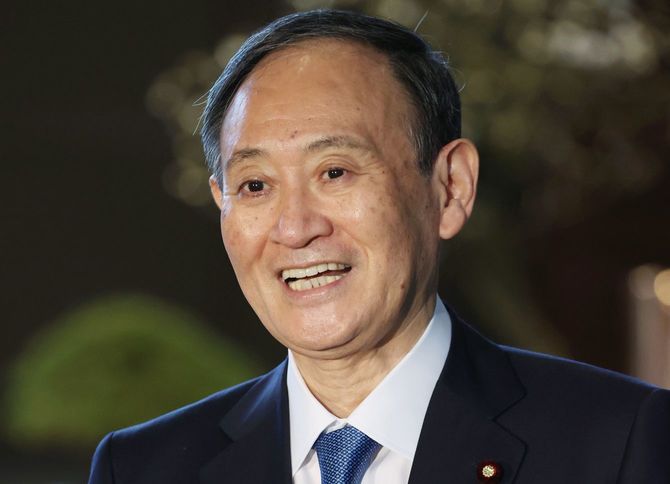 記者団の質問に笑顔で応える菅義偉首相=2021年1月18日午前、首相官邸