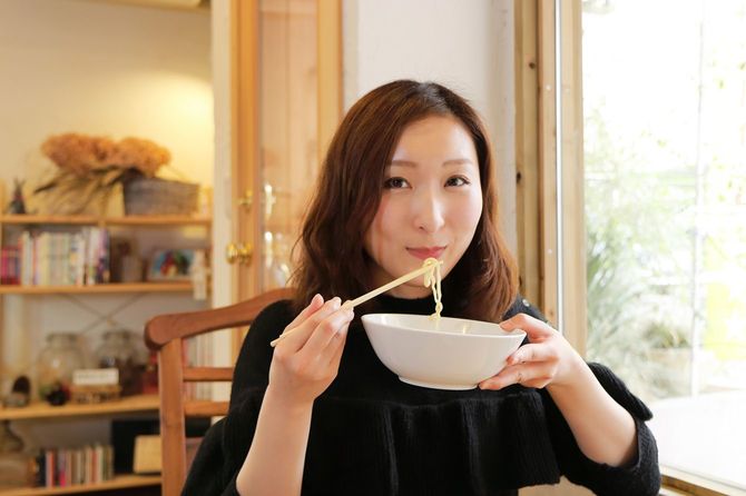 ラーメンを食べる女性