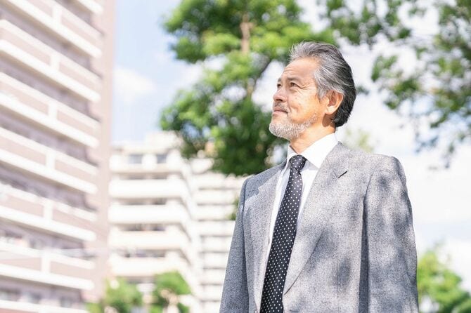 スーツを着た高齢男性