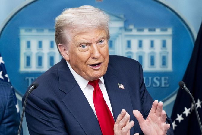 ホワイトハウスのブリーフィングルームで記者会見するドナルド・トランプ大統領＝2025年8月11日、アメリカ・ワシントンD.C.