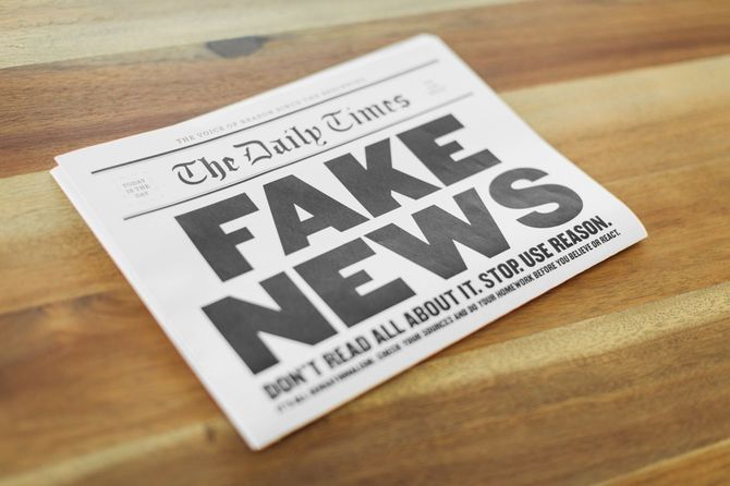 見出しに「フェイクニュース」と書かれた新聞