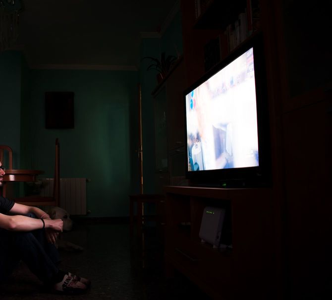 テレビを見る男