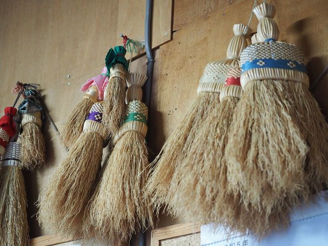 事務所の壁に掛けられた箒