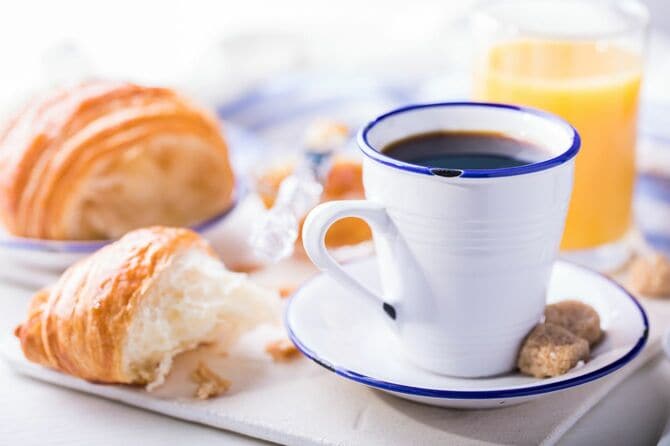 クロワッサンとエスプレッソコーヒーとオレンジジュース