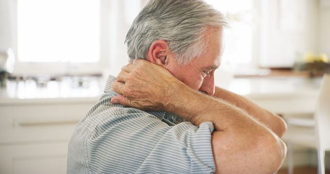 自宅で肩の痛みを経験している先輩男性のショット