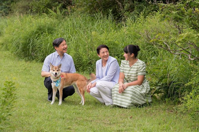 皇后雅子、長女の敬宮愛子内親王とともに 2019年（令和元年）8月19日、即位後初めての那須御用邸での夏季静養