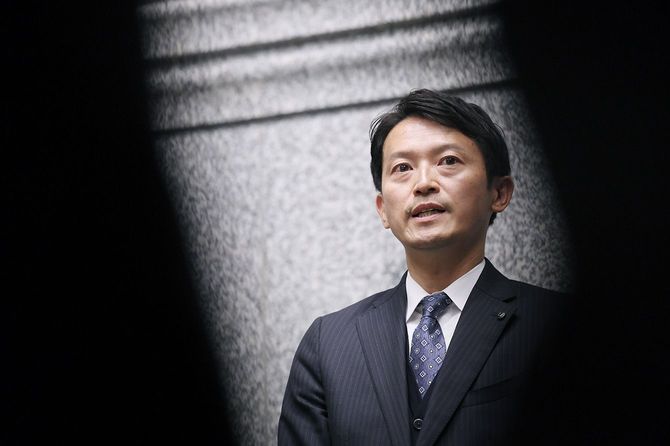 兵庫県と県内41市町の首長らが意見交換する「県・市町懇話会」を終え、報道陣の取材に応じる斎藤元彦知事=2024年11月26日午後、神戸市中央区