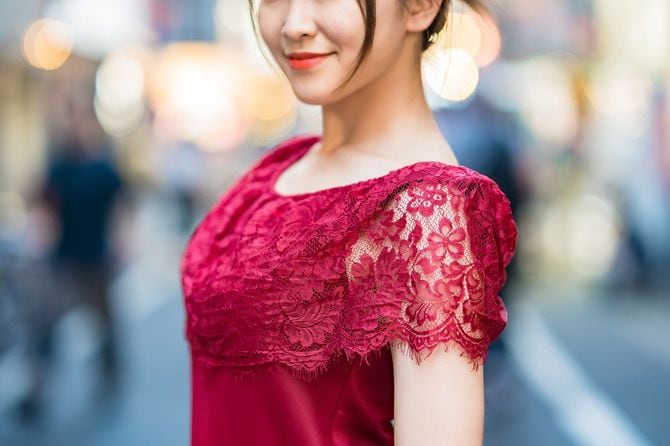 街の中で若い女性