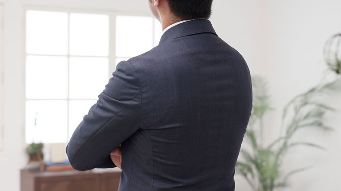 腕を組んでいるビジネスマン