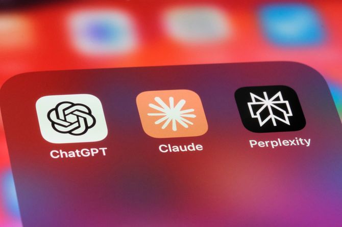 OpenAI ChatGPT、Anthropic Claude、Perplexityモバイルアプリのアイコン