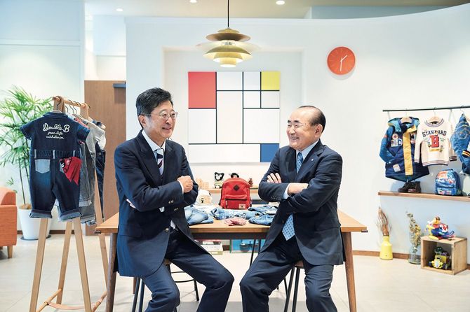 鳥取大学医学部附属病院の原田省病院長（左）とミキハウス社長の木村皓一さん（右）