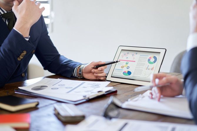 タブレットでグラフを見ながら会議